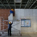 202112 Rotor - AU QUOTIDIEN Dépose d'un parement mural en marbre par l’équipe d'un partenaire sous-traitant, à la Gare du Nord de Bruxelles © Rotor Deconstruction