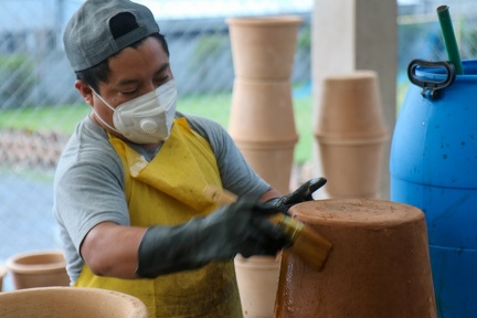 2020 11 09 Guatemala Ecofiltro CeramicWaterFilter-Badigeonnage argent colloïdal © Low-tech Lab