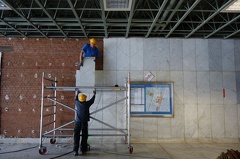 202112 Rotor - AU QUOTIDIEN Dépose d'un parement mural en marbre par l’équipe d'un partenaire sous-traitant, à la Gare du Nord de Bruxelles © Rotor Deconstruction